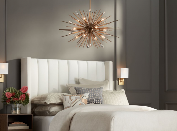 Kamar dengan langit-langit tinggi, kain gorden mewah, dan lampu gantung indah